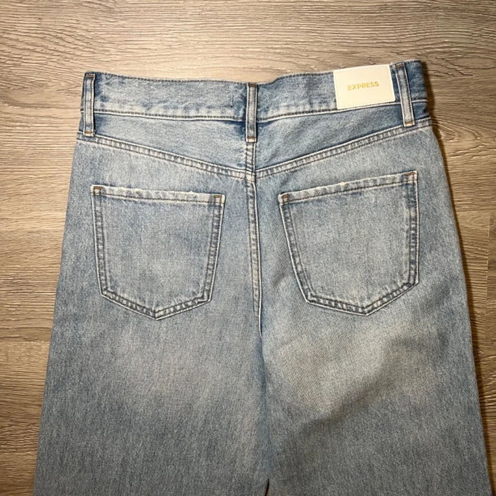Express, High Waisted Wide Leg Jeans - Light Wash - Size 2R - Picture 10 of 13